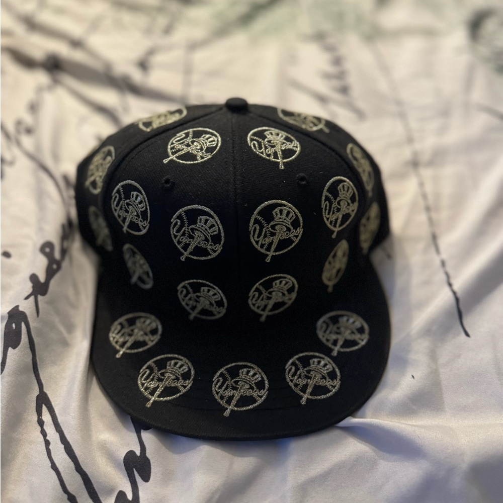 NY Yankees Fitted Hat
Twins Enterprise
Size 7 3/4
Original $35